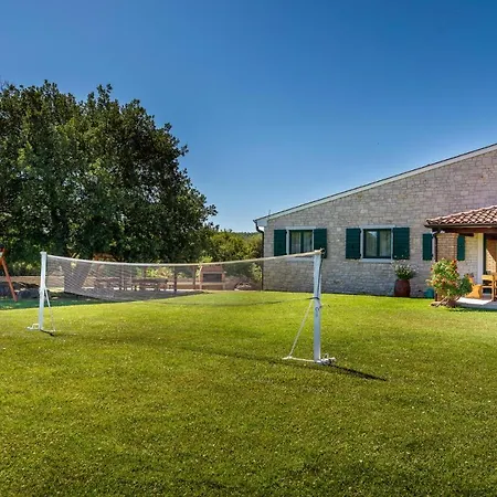 Pet Friendly In With Kitchen Holiday home