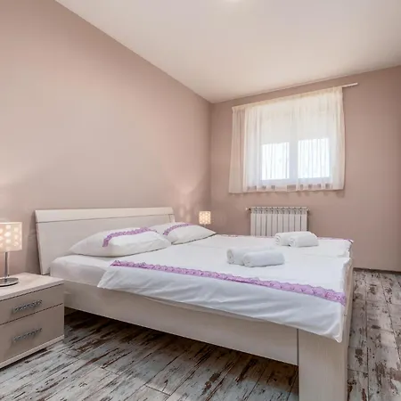 Pet Friendly In With Kitchen Holiday home Rovinj