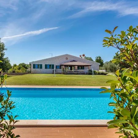 Pet Friendly In With Kitchen Holiday home
