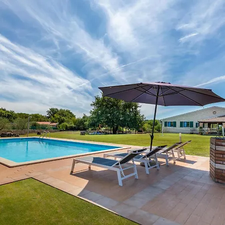 Holiday home Pet Friendly In With Kitchen