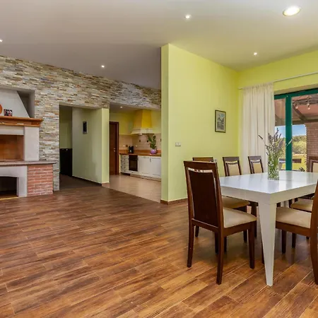 Pet Friendly In With Kitchen Holiday home