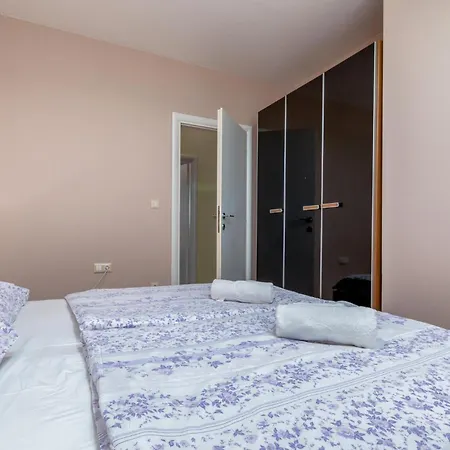 Pet Friendly In With Kitchen Holiday home Rovinj