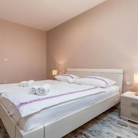 Pet Friendly In With Kitchen Holiday home