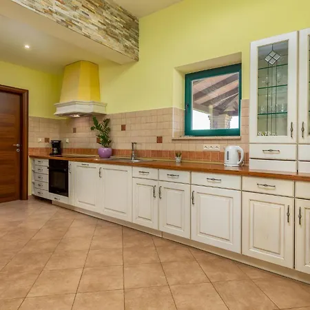 Pet Friendly In With Kitchen Holiday home Rovinj