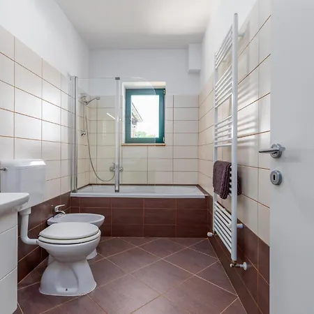 Pet Friendly In With Kitchen
