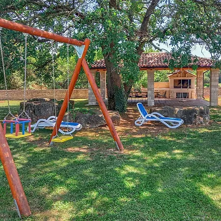 Pet Friendly In With Kitchen Holiday home